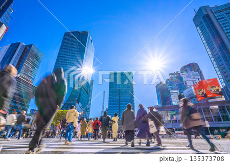 日本の東京都市景観1月14日。脅威のインバウンドは続く。渋谷スクランブル交差点はほとんどが外国人… 日本の東京都市景観1月14日。脅威のインバウンドは続く。渋谷スクランブル交差点はほとんどが外国人… 135373708