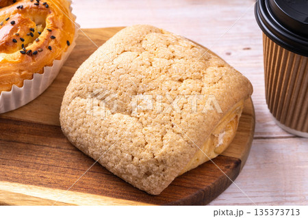 ホイップクリームメロンパン 135373713