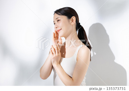 ミドル女性　ビューティーイメージ 135373731