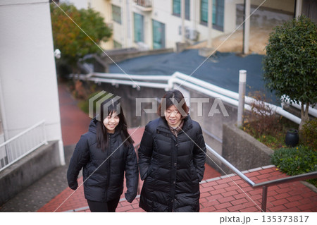 冬の朝の住宅地にいる中年女性主婦と女子高校生の娘の姿 冬の朝の住宅地にいる中年女性主婦と女子高校生の娘の姿 135373817