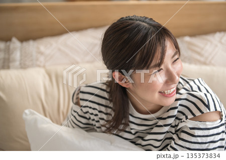 起床する女性 起床する女性 135373834