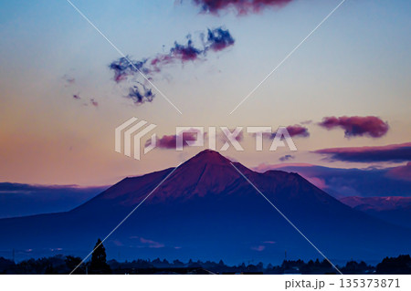 夕焼けに染まる冠雪の霧島連山と高千穂峰 冬の美しい日没風景 夕焼けに染まる冠雪の霧島連山と高千穂峰 冬の美しい日没風景 135373871