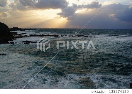 冬の日本海 135374129