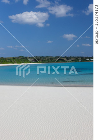 伊良部島・渡口の浜の白い砂浜とエメラルドグリーンの海（縦構図） 135374173