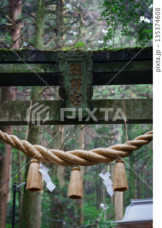 神社の鳥居にあるしめ縄 135374608