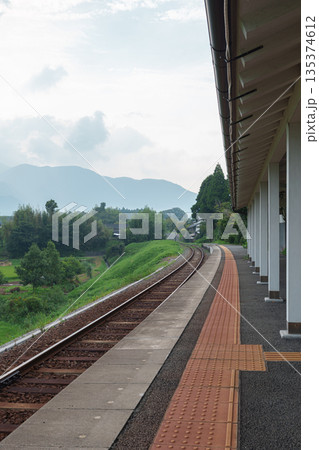 駅のホームから見た風景 135374612