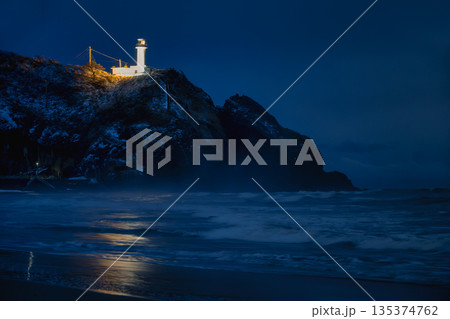 断崖絶壁に立つ灯台のライトアップ 135374762
