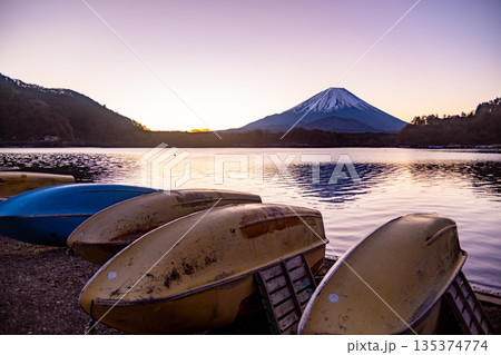 (山梨県)精進湖から望む富士山 日の出前 (山梨県)精進湖から望む富士山 日の出前 135374774