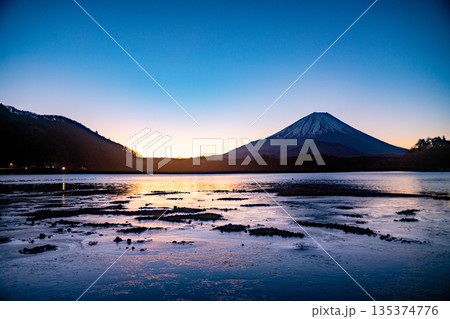 （山梨県）精進湖から望む富士山　日の出前 135374776