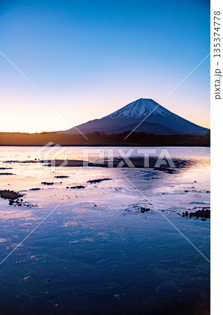 （山梨県）精進湖から望む富士山　日の出前 135374778