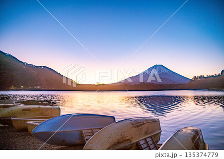 (山梨県)精進湖から望む富士山 日の出前 (山梨県)精進湖から望む富士山 日の出前 135374779