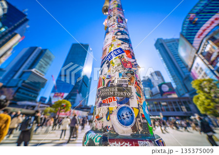 日本の東京都市景観1月14日。この柱のシールは健在。インバウンドが続く渋谷。ほとんどが外国人観光客… 135375009