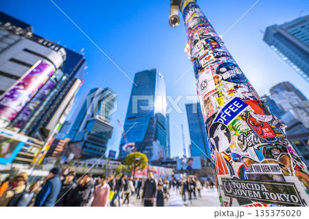 日本の東京都市景観1月14日。この柱のシールは健在。インバウンドが続く渋谷。ほとんどが外国人観光客… 135375020