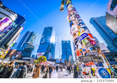 日本の東京都市景観1月14日。この柱のシールは健在。インバウンドが続く渋谷。ほとんどが外国人観光客… 日本の東京都市景観1月14日。この柱のシールは健在。インバウンドが続く渋谷。ほとんどが外国人観光客… 135375044