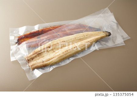 うなぎの白焼きと蒲焼　 イメージ 135375054
