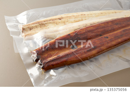 うなぎの白焼きと蒲焼　 イメージ 135375056