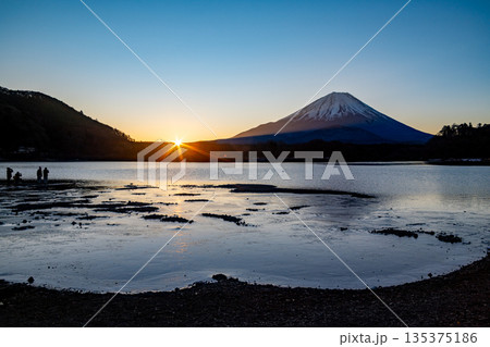 （山梨県）精進湖から望む富士山　日の出 135375186