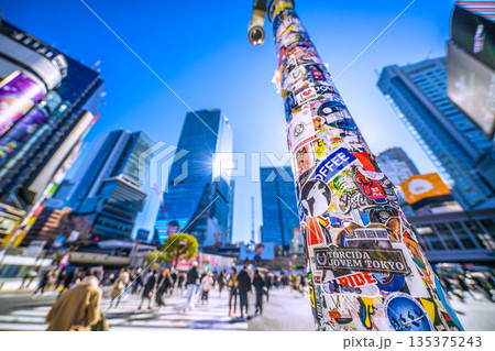 日本の東京都市景観1月14日。この柱のシールは健在。インバウンドが続く渋谷。ほとんどが外国人観光客… 135375243