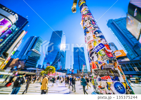 日本の東京都市景観1月14日。この柱のシールは健在。インバウンドが続く渋谷。ほとんどが外国人観光客… 日本の東京都市景観1月14日。この柱のシールは健在。インバウンドが続く渋谷。ほとんどが外国人観光客… 135375244