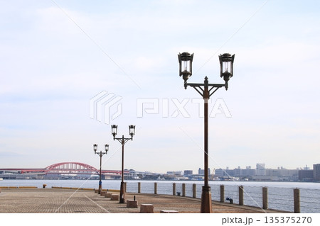 神戸ハーバーランドの街灯と神戸大橋 135375270