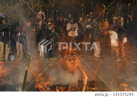 正月の伝統行事どんど焼き 正月の伝統行事どんど焼き 135375293