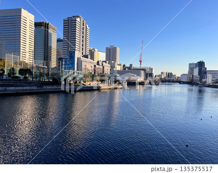 天王洲アイルの運河とふれあい橋の風景 快晴のウォーターフロント 天王洲アイルの運河とふれあい橋の風景 快晴のウォーターフロント 135375517
