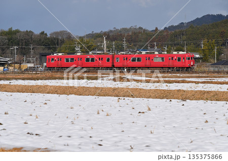 残雪の田を行く 名鉄広見線6000系電車6012編成 135375866