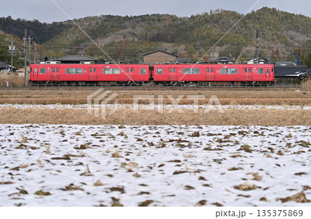 残雪の田を行く 名鉄広見線6000系電車6012編成 残雪の田を行く 名鉄広見線6000系電車6012編成 135375869