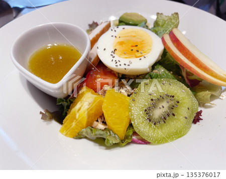 フルーツとキヌアのサラダ 135376017