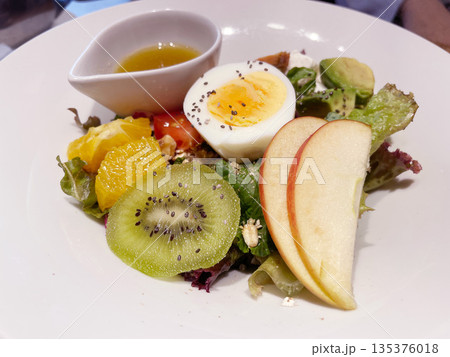フルーツとキヌアのサラダ 135376018