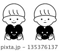 ハートを持つ男の子（白黒） 135376137