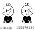 ハートを持つ女の子（白黒） 135376139