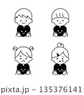 ハートを持つ子供（白黒） 135376141