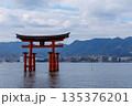 海上に立つ大鳥居、厳島神社 135376201