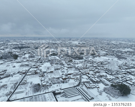 岐阜のインターチェンジ付近の高速道路の風景　ドローン空撮 135376283