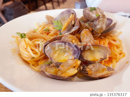 アサリとトマトソースのパスタ 135376317