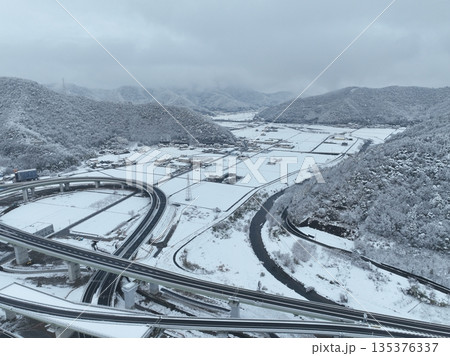 岐阜のインターチェンジ付近の高速道路の風景 ドローン空撮 岐阜のインターチェンジ付近の高速道路の風景 ドローン空撮 135376337