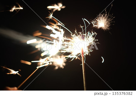 弾ける線香花火 135376382