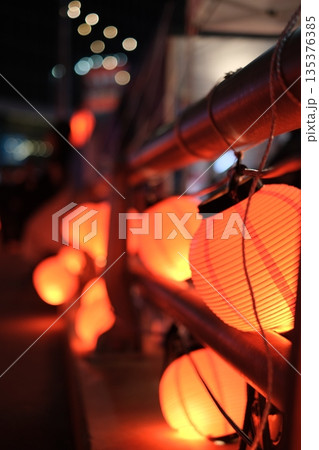 九州の屋台の暗闇に浮かぶ提灯② 135376385