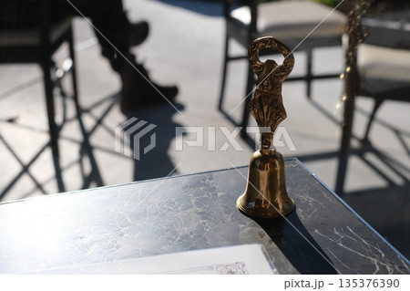 カフェのベル 135376390