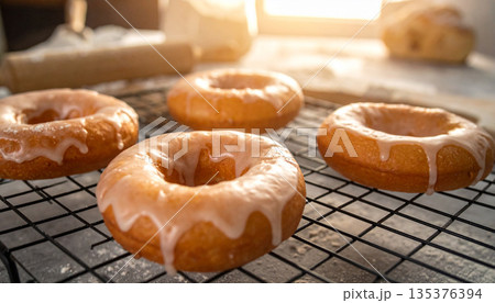 キッチンで焼きたてのグレーズドーナツ・網の上の手作りスイーツ 135376394