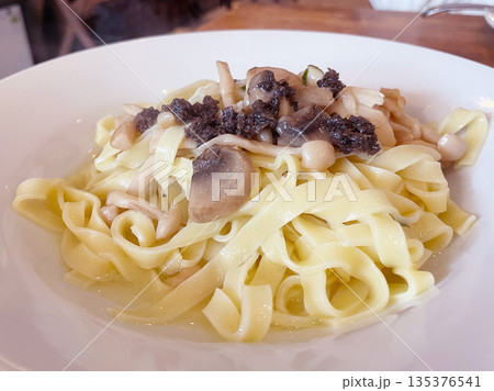 きのことトリュフソースのパスタ 135376541