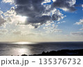 海に沈む夕日 135376732
