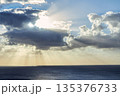海に沈む太陽 135376733