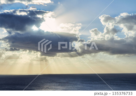 海に沈む太陽 135376733