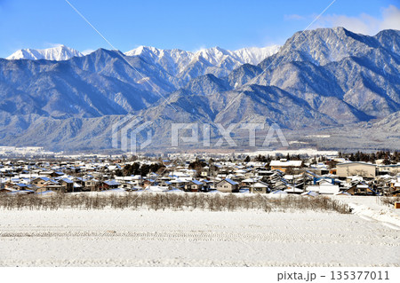 常念岳～有明山方面を望む(長野県池田町)【2026.1】 135377011
