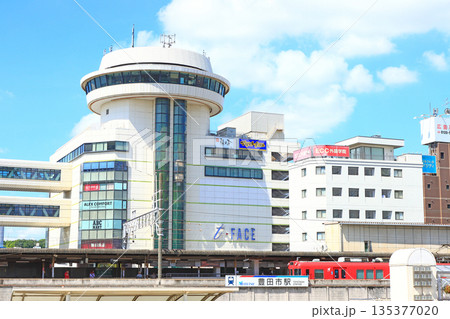 愛知県豊田市、名鉄豊田市駅に停車する電車の風景 135377020