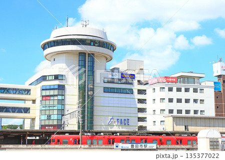 愛知県豊田市、名鉄豊田市駅に停車する電車の風景 愛知県豊田市、名鉄豊田市駅に停車する電車の風景 135377022