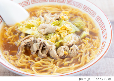美味しい豚キャベツのせ醤油ラーメン 美味しい豚キャベツのせ醤油ラーメン 135377056