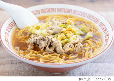 美味しい豚キャベツのせ醤油ラーメン 美味しい豚キャベツのせ醤油ラーメン 135377059